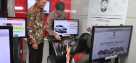 Rifat Sungkar dengan mobil-mobilan baterai anak-anak di KidZania Jakarta