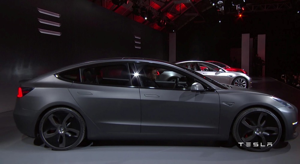 International, Tesla-Model-3-side-black-matte: Ini Dia Tesla Model 3 Yang Lebih Kompak dan Tetap Kencang