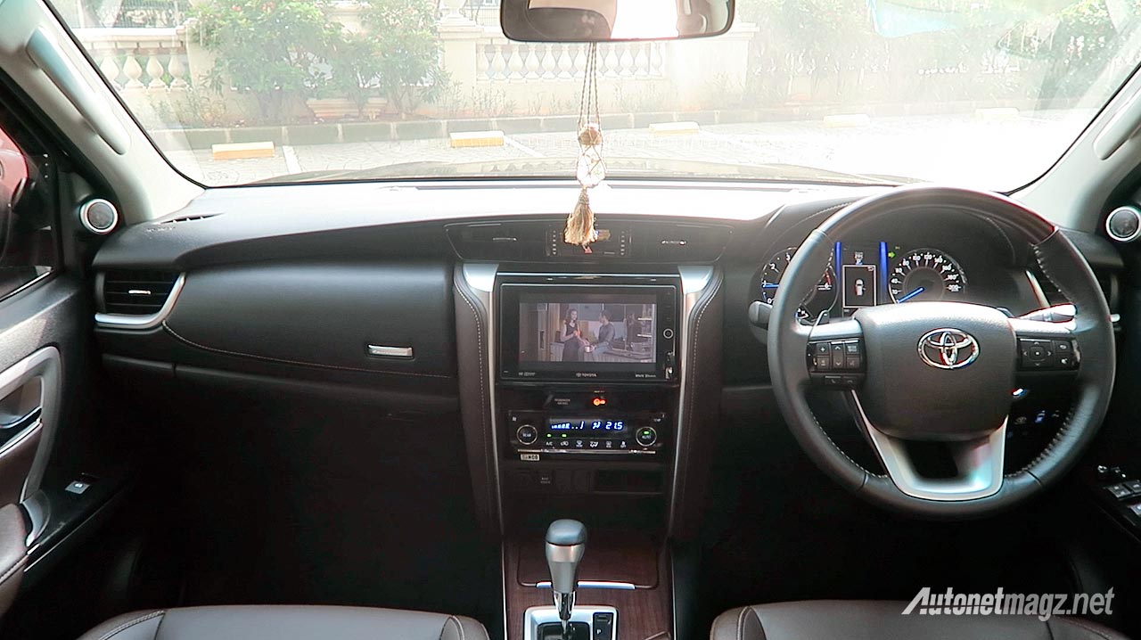 Review, Interior dashboard Toyota All New Fortuner VRZ 2016: Test Drive Toyota Fortuner VRZ Indonesia: Lebih Mewah Namun Kurang Nendang