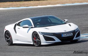 Drag Race : Lamborghini Aventador vs Honda NSX