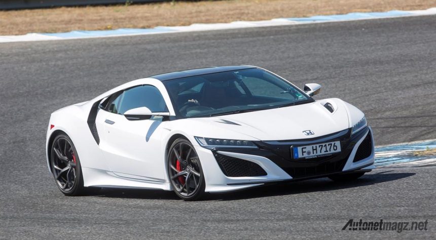 Drag Race : Lamborghini Aventador vs Honda NSX Drag Race : Lamborghini Aventador vs Honda NSX