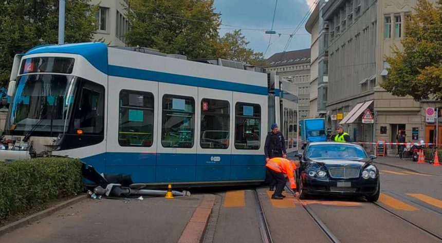 Bentley Menabrak Trem, Trem Terdorong Hingga Keluar Jalur! Bentley Menabrak Trem, Trem Terdorong Hingga Keluar Jalur!