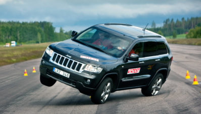 Punya Toyota Hilux? Jangan Bermanuver Mendadak!