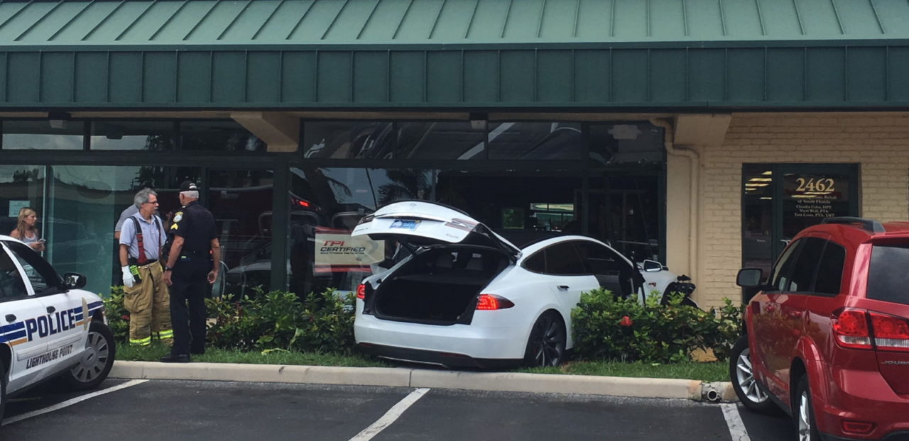 Berita, tesla-gym-crash-pic-2: Lagi Lagi Mobil Tesla Mengalami Kecelakaan