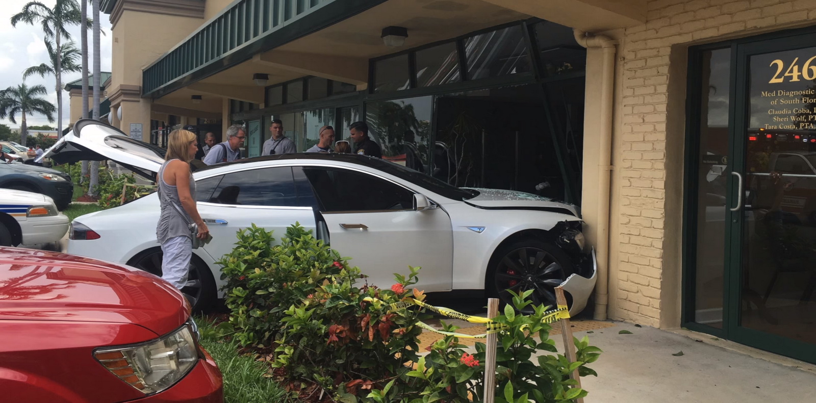 Berita, tesla-gym-crash-pic-3: Lagi Lagi Mobil Tesla Mengalami Kecelakaan