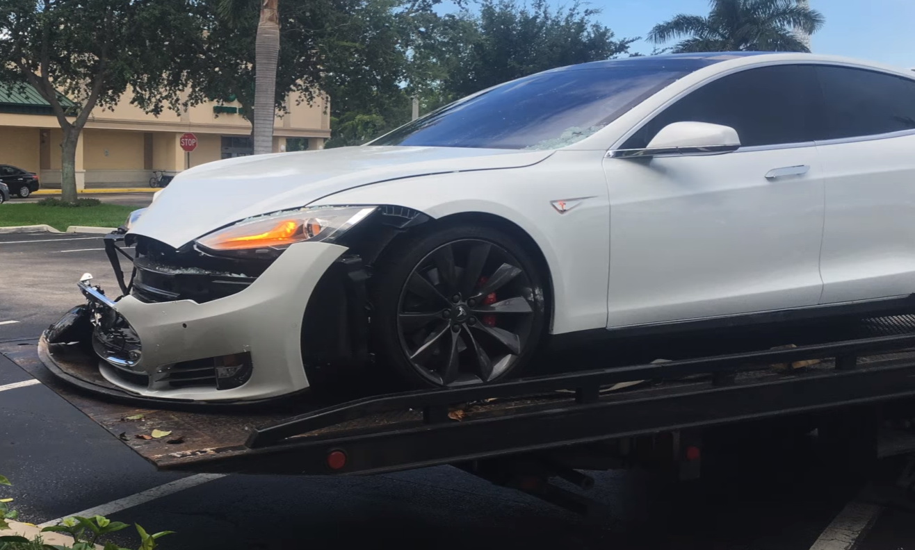 Berita, tesla-gym-crash-pic-5: Lagi Lagi Mobil Tesla Mengalami Kecelakaan