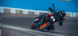2017-KTM-Duke-390-front-three-quarters-in-motion