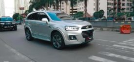 Power outlet charger dan cup holder di kabin mobil Chevrolet Captiva
