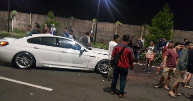 Nasional, ferrari california t and bmw 640i gran coupe crash indonesia: Ferrari California dan BMW 640i Gran Coupe Bertabrakan di Tangerang