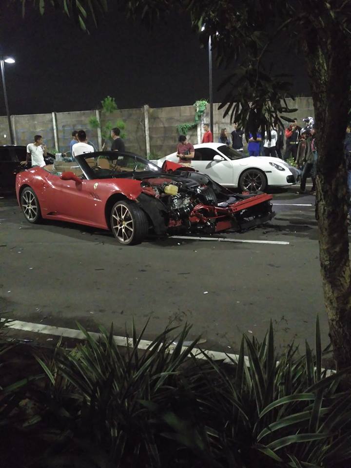 Nasional, ferrari california t crash and porsche cayman: Ferrari California dan BMW 640i Gran Coupe Bertabrakan di Tangerang