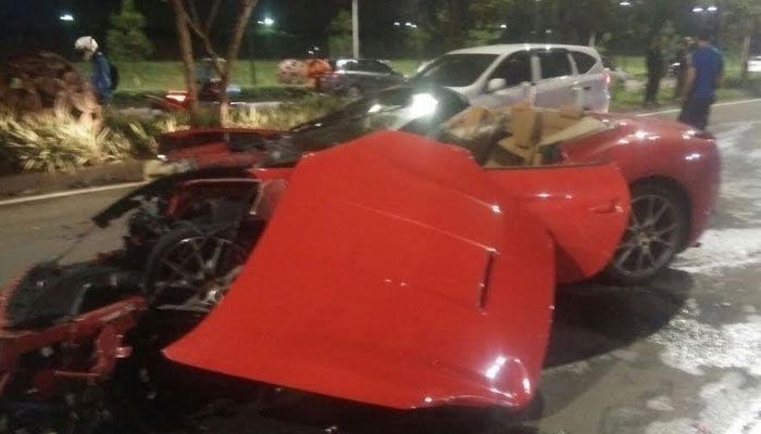 Nasional, ferrari california t crash indonesia: Ferrari California dan BMW 640i Gran Coupe Bertabrakan di Tangerang