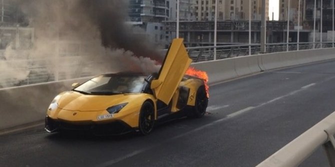 Berita, mobil-lamborghini-kembali-terbakar-di-tengah-jalan: Berpotensi Terbakar, Lamborghini Aventador di-Recall!