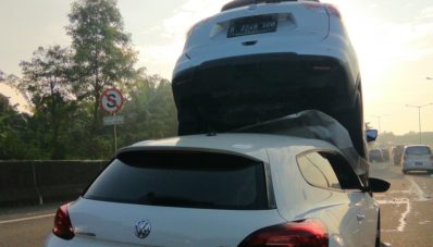 March’s Accident : CR-V di Atap Rumah hingga Scirocco Seruduk X-Trail March’s Accident : CR-V di Atap Rumah hingga Scirocco Seruduk X-Trail