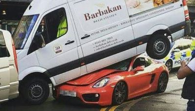 March’s Accident : CR-V di Atap Rumah hingga Scirocco Seruduk X-Trail March’s Accident : CR-V di Atap Rumah hingga Scirocco Seruduk X-Trail