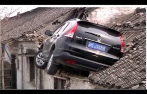 March’s Accident : CR-V di Atap Rumah hingga Scirocco Seruduk X-Trail March’s Accident : CR-V di Atap Rumah hingga Scirocco Seruduk X-Trail