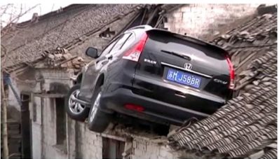 March’s Accident : CR-V di Atap Rumah hingga Scirocco Seruduk X-Trail March’s Accident : CR-V di Atap Rumah hingga Scirocco Seruduk X-Trail