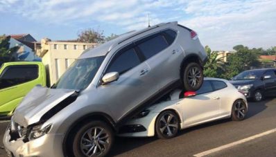 March’s Accident : CR-V di Atap Rumah hingga Scirocco Seruduk X-Trail March’s Accident : CR-V di Atap Rumah hingga Scirocco Seruduk X-Trail