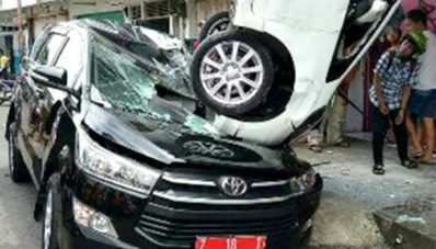 March’s Accident : CR-V di Atap Rumah hingga Scirocco Seruduk X-Trail March’s Accident : CR-V di Atap Rumah hingga Scirocco Seruduk X-Trail