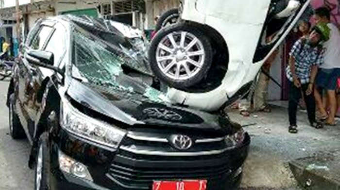 Berita, mobil-terjatuh_20170210_144209: March’s Accident : CR-V di Atap Rumah hingga Scirocco Seruduk X-Trail