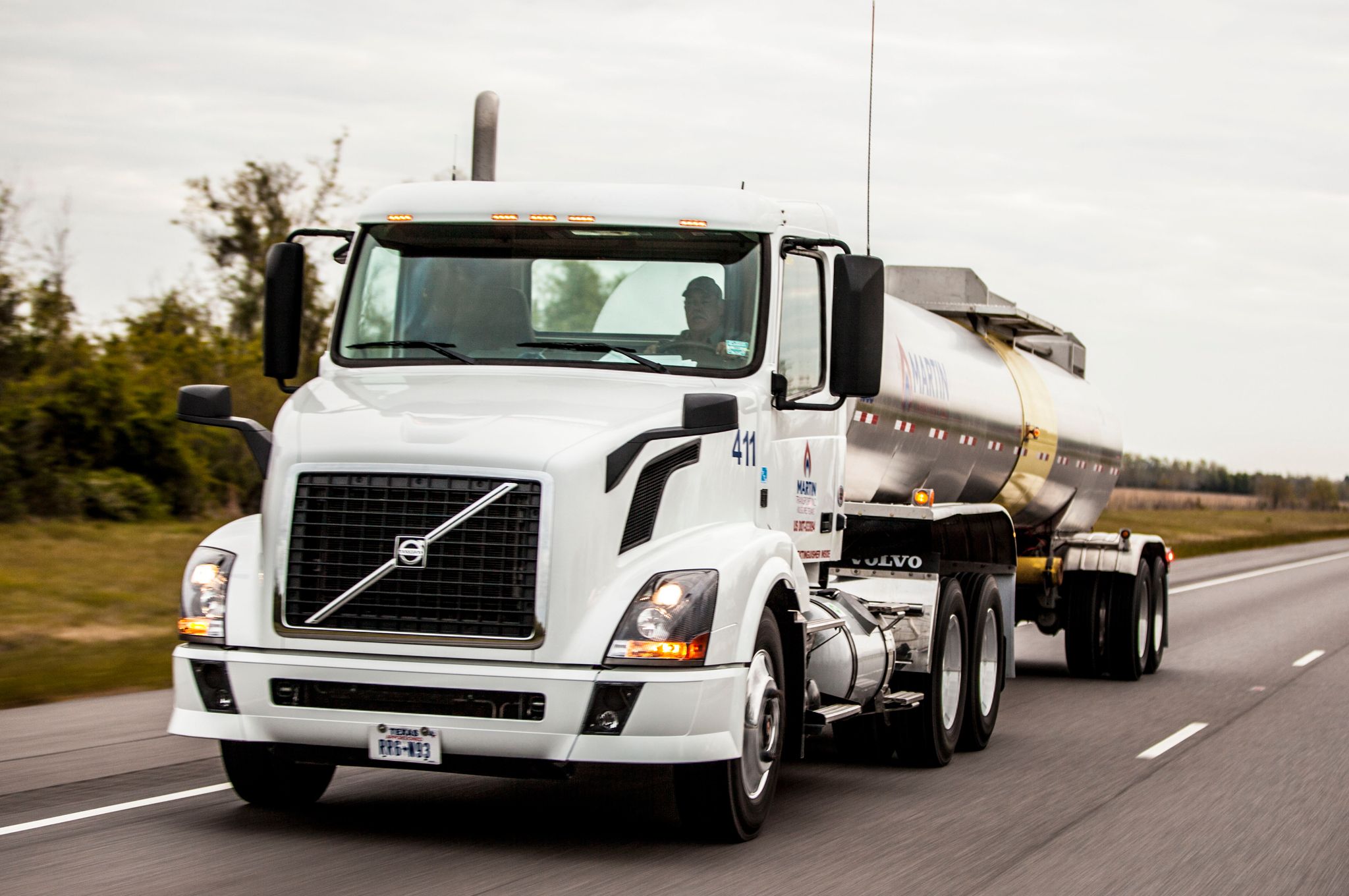 Berita, volvo-dme-fueled-diesel-trucks-front-view-in-motion: Volvo : Ucapkan Selamat Tinggal Mesin Diesel Pada 2020