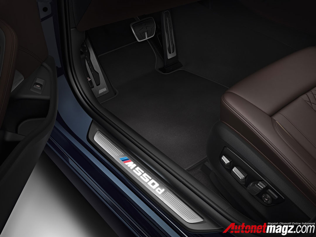 BMW, BMW-M550d-AutonetMagz-sill-plate-dan-pedal: BMW M550d : 4 Turbo dalam Mesin 3000 cc !