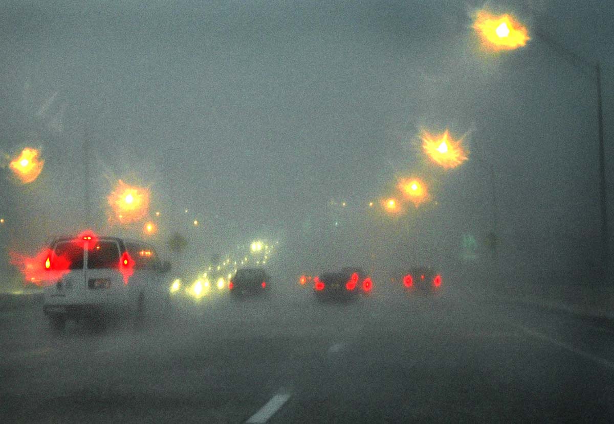 Safety Driving, Penggunaan-lampu-hazard-tidak-boleh-saat-hujan: Penggunaan Lampu Mobil : Jangan Salah Kaprah!