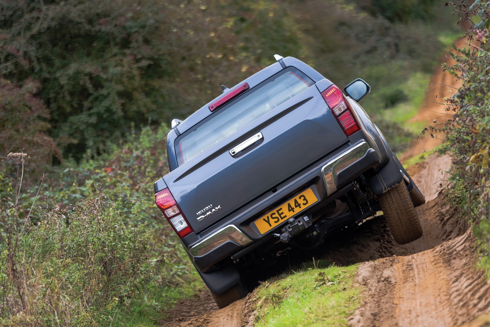 Isuzu, isuzu-dmax-2017-gallery-specs-25: Isuzu D-Max Facelift : Penyegaran Bertabur Fitur