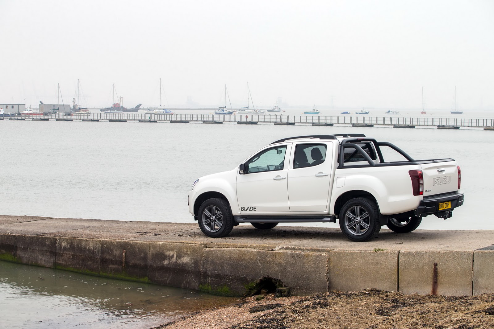 Isuzu, isuzu-dmax-2017-gallery-specs-27: Isuzu D-Max Facelift : Penyegaran Bertabur Fitur