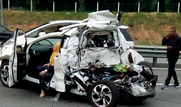Berita, 8t5YjWQ9R: Honda BR-V Ringsek, 2 Orang Anak Menjadi Korban