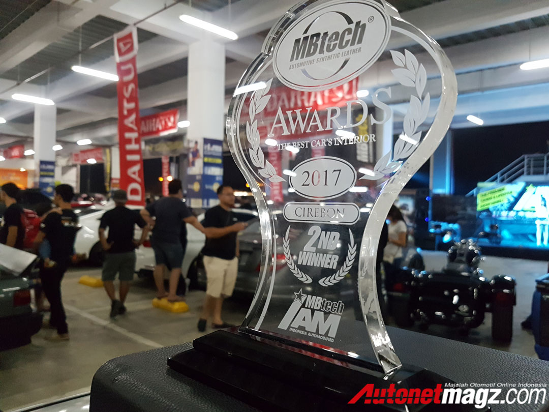Berita, IAM-MBTECH-Cirebon-2017-AutonetMagz-winner-2–trophy: Dua Wanita Juarai MBtech Awards Cirebon 2017