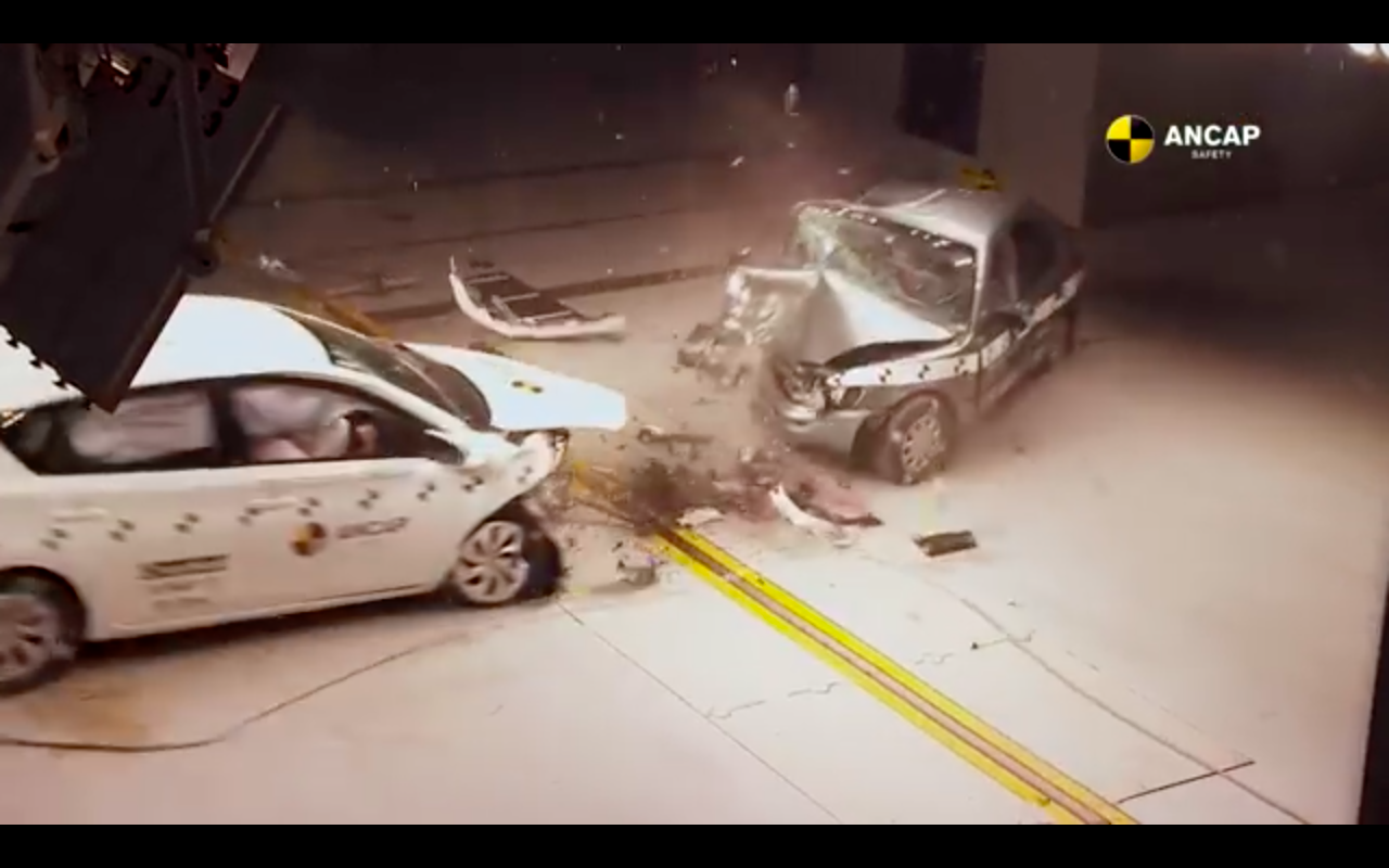 Berita, Toyota Corolla Crash Second: Toyota Corolla 1998 vs 2015, Siapa yang Menang?