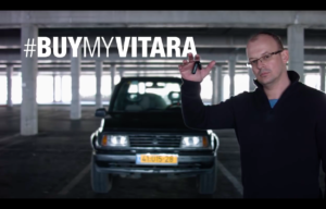 Pria Bertampang Biasa Menjual Mobil dengan Cara yang Tidak Biasa