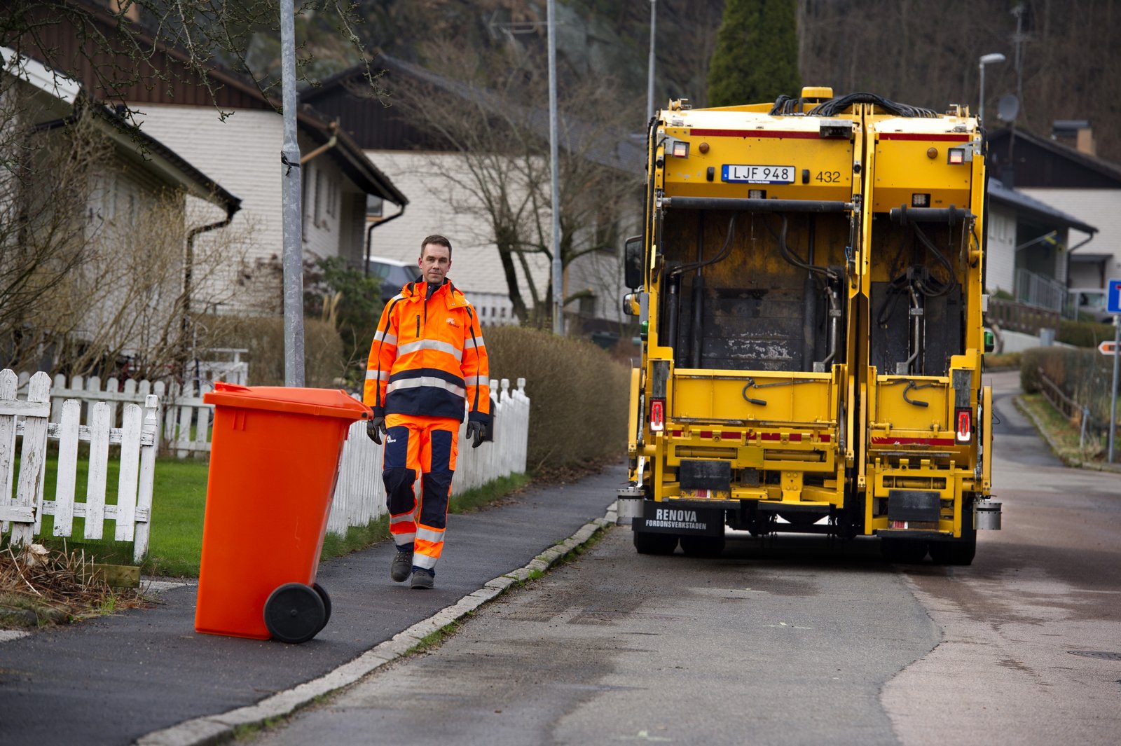 Safety Driving, Volvo-Autonomous-Garbage-Truck-1: Volvo Autonomous Garbage Truck : Truk Sampah Terpintar!