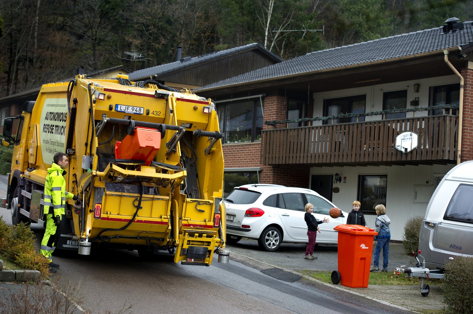 Safety Driving, Volvo-Autonomous-Garbage-Truck-3: Volvo Autonomous Garbage Truck : Truk Sampah Terpintar!