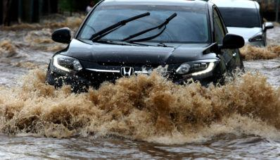 Banyak Jalanan Banjir? Baca Dulu Tips Aman Menerobos Banjir Berikut Ini Banyak Jalanan Banjir? Baca Dulu Tips Aman Menerobos Banjir Berikut Ini