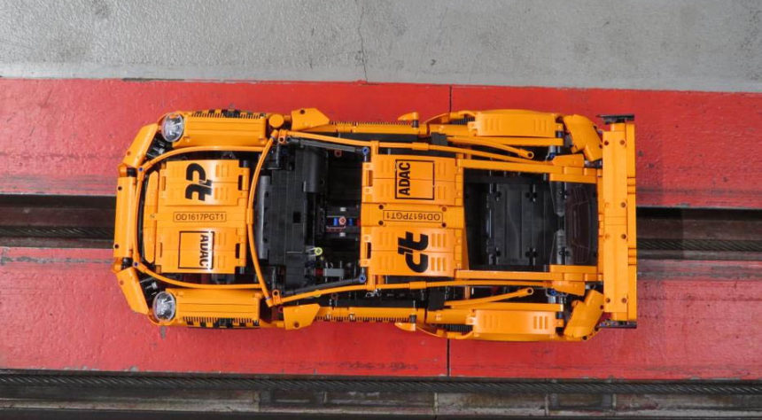 Apa Jadinya Jika Mobil Mainan LEGO Dites Tabrak? Apa Jadinya Jika Mobil Mainan LEGO Dites Tabrak?