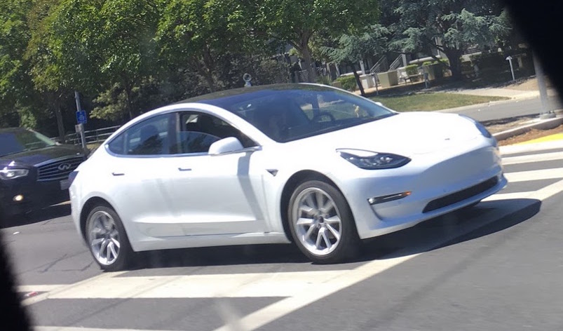 Berita, tesla-model3-spotted-traffic-white-1: Tesla Model 3 Berkeliaran Tanpa Kamuflase, Lampu Hijau Produksi?