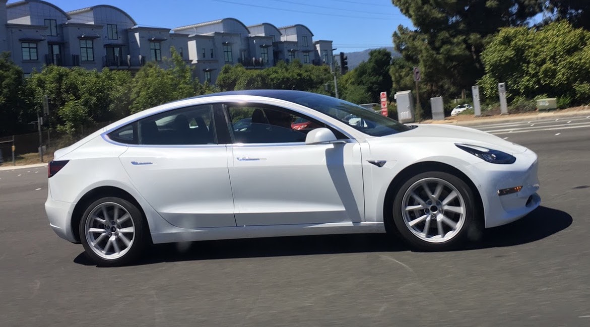 Berita, tesla-model3-spotted-traffic-white-2: Tesla Model 3 Berkeliaran Tanpa Kamuflase, Lampu Hijau Produksi?
