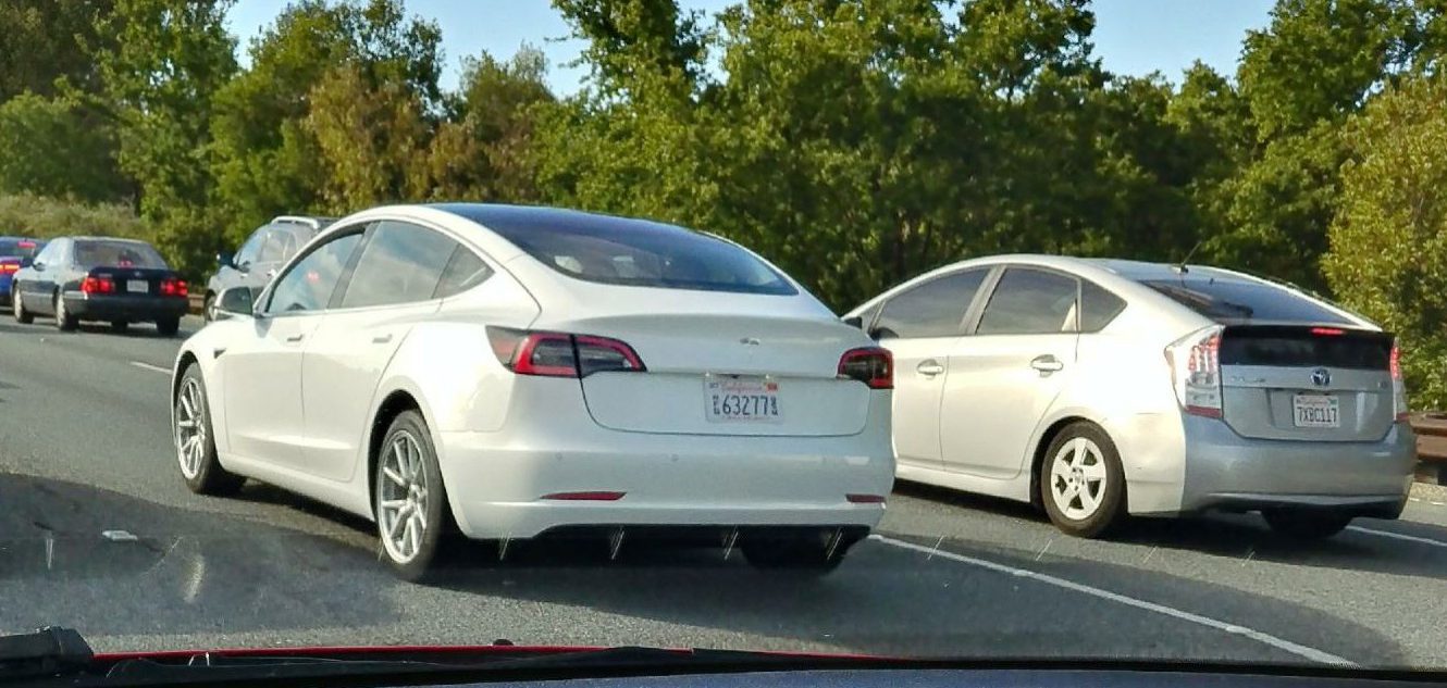 Berita, tesla-model3-spotted-traffic-white-3: Tesla Model 3 Berkeliaran Tanpa Kamuflase, Lampu Hijau Produksi?