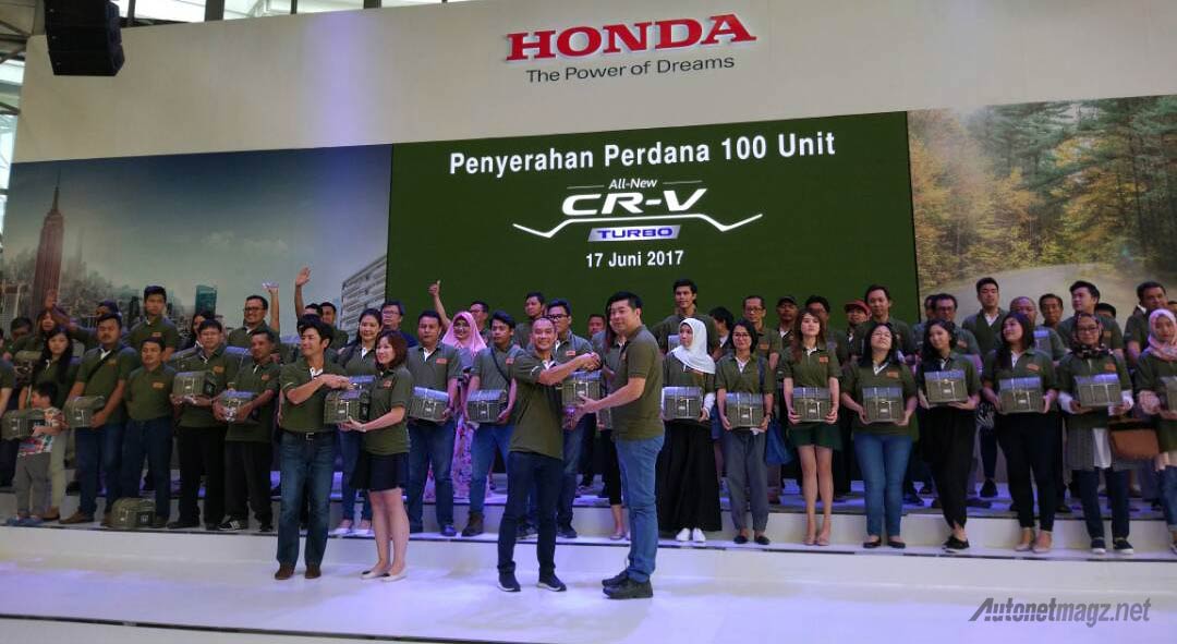 Berita, Pemilik-dan-pengguna-Honda-CR-V-Turbo-Indonesia: Honda Menyerahkan 100 Unit Pertama Honda CR-V Turbo Ke Konsumen