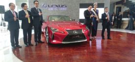 tulisan Lexus di Lexus LC500 Indonesia