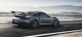 sisi samping Porsche Carrera 911 GTS