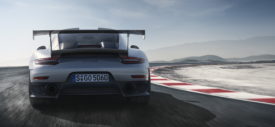 sisi samping belakang Porsche Carrera 911 GTS