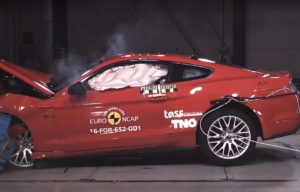 Kenapa Kaca Mobil Dibuka Saat Tes Tabrak? Ini Jawabannya! Kenapa Kaca Mobil Dibuka Saat Tes Tabrak? Ini Jawabannya!