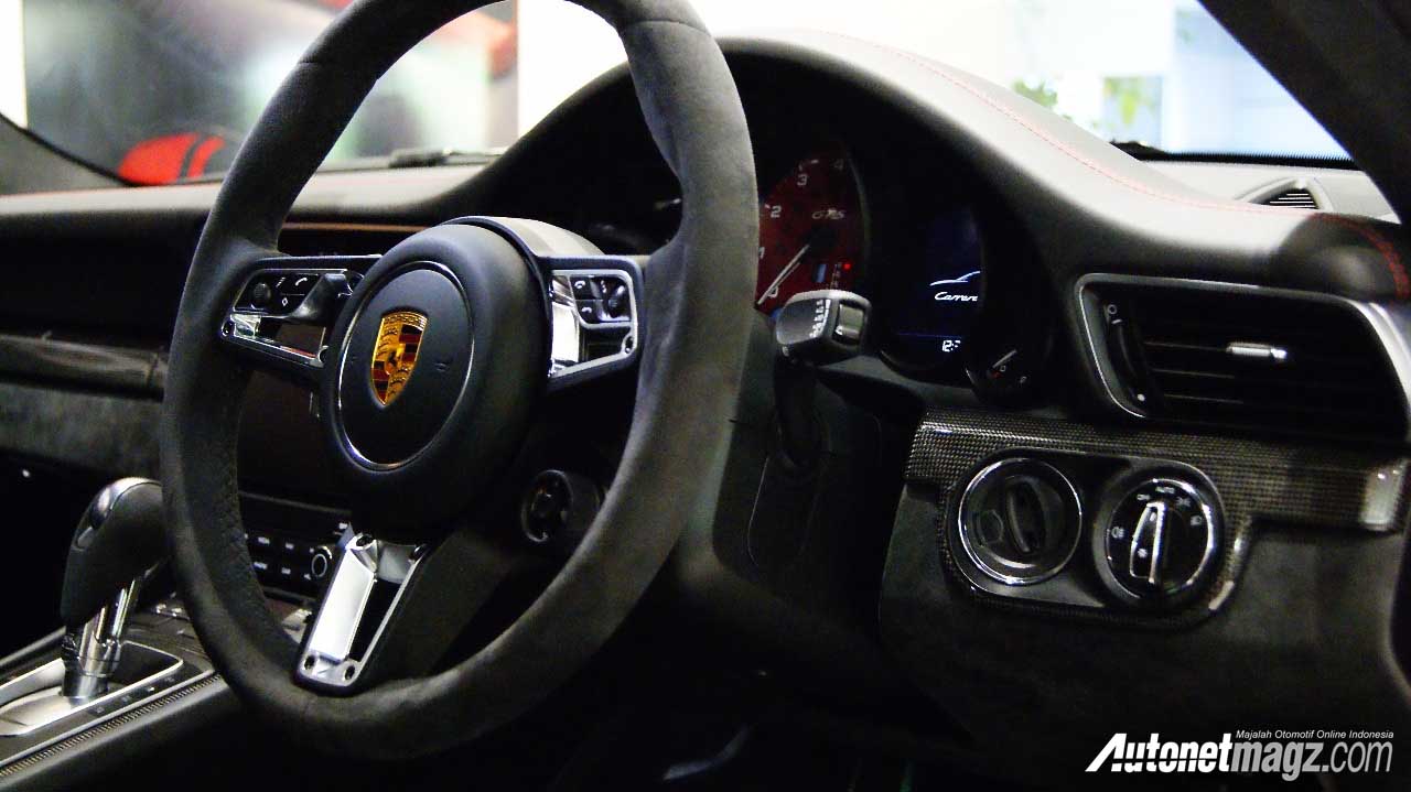 , setir dan panel instrumen Porsche Carrera 911 GTS: setir dan panel instrumen Porsche Carrera 911 GTS