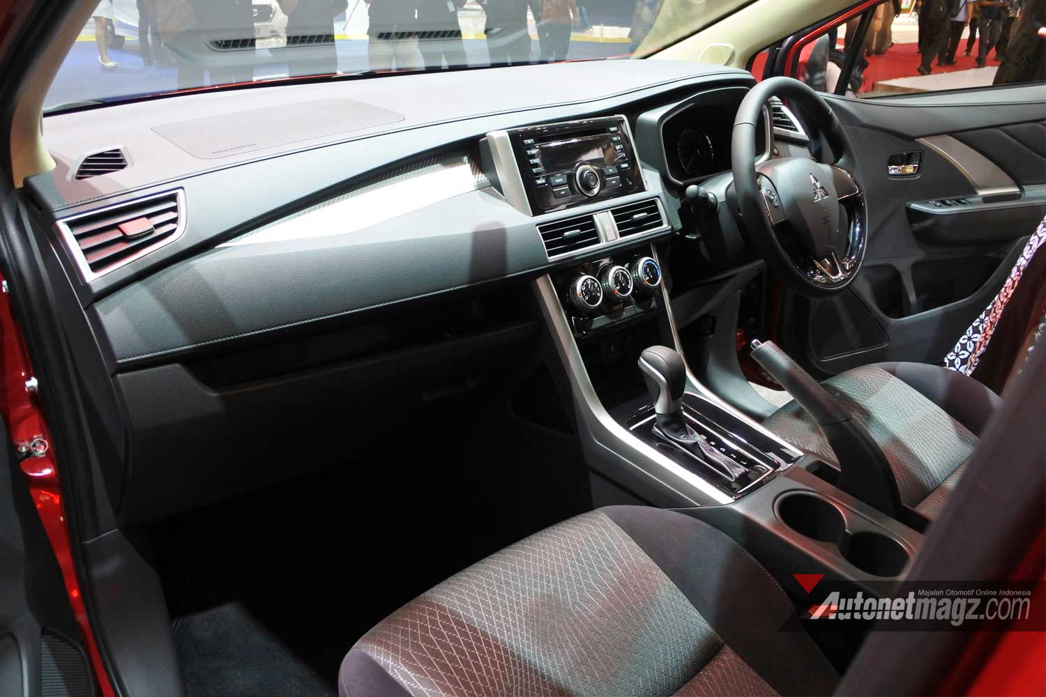  Xpander  interior  dashboard hitam AutonetMagz Review 