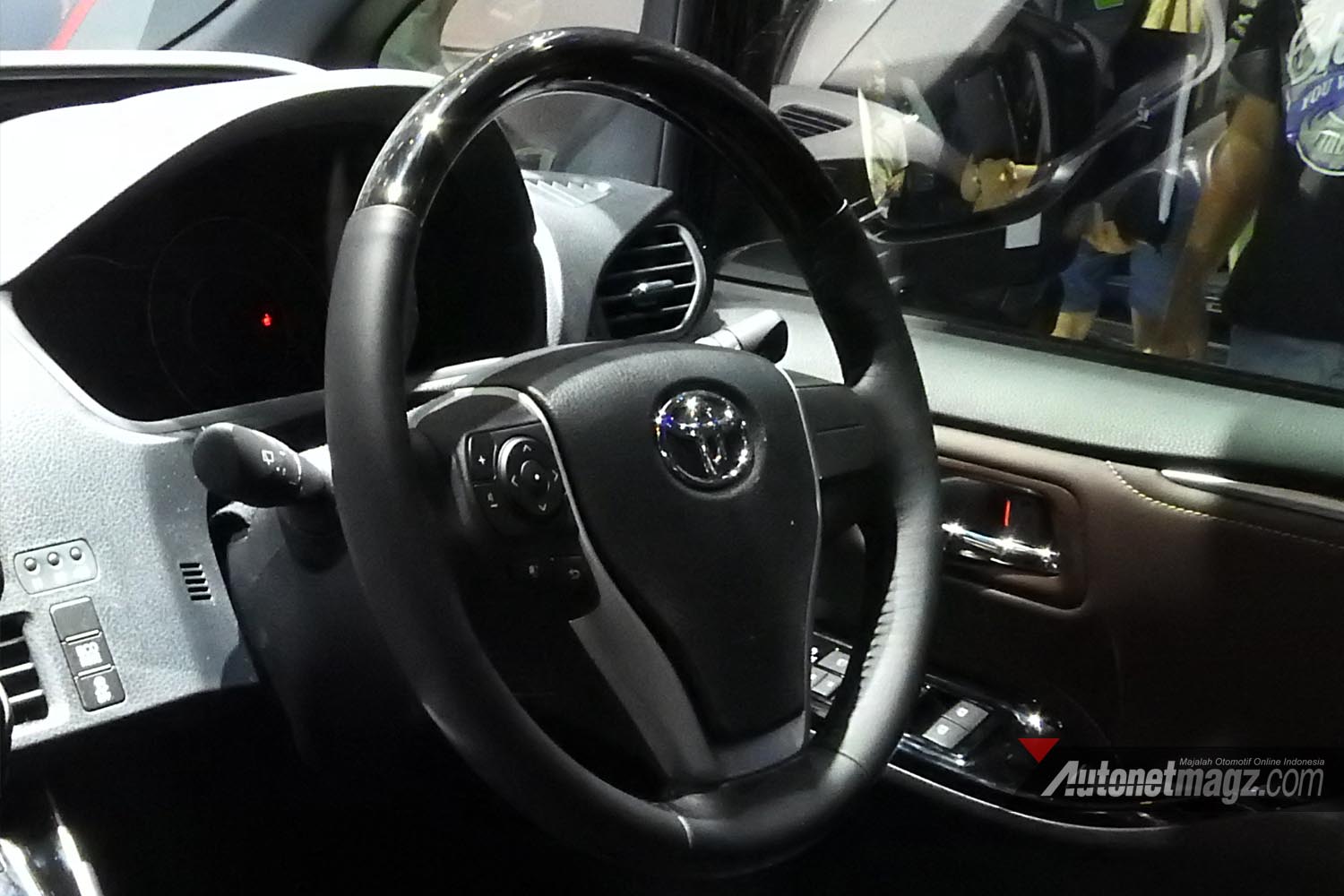 Mobil Baru, setir toyota voxy: First Impression Review Toyota Voxy 2017 Indonesia