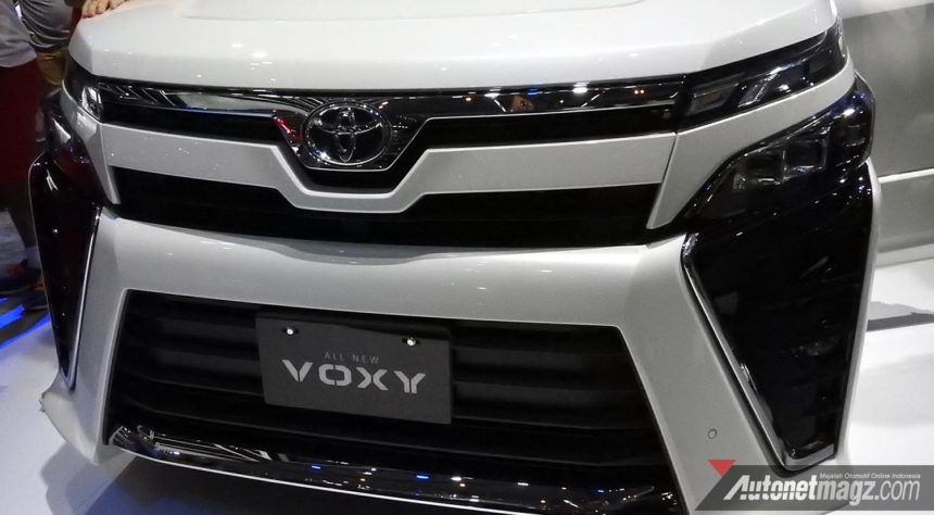 Чехлы на toyota voxy