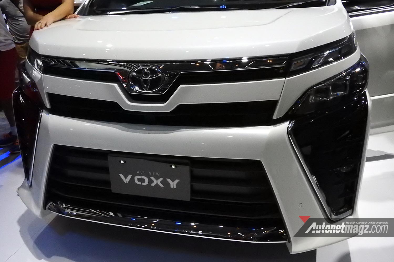 Mobil Baru, toyota voxy front headlamp led grille: First Impression Review Toyota Voxy 2017 Indonesia