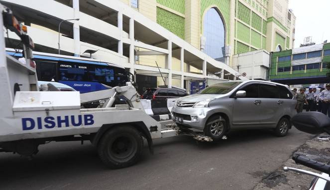 Berita, mobil diderek dishub: Tak Mau Diderek, Pemilik Mobil di DKI Jakarta Wajib Punya Garasi